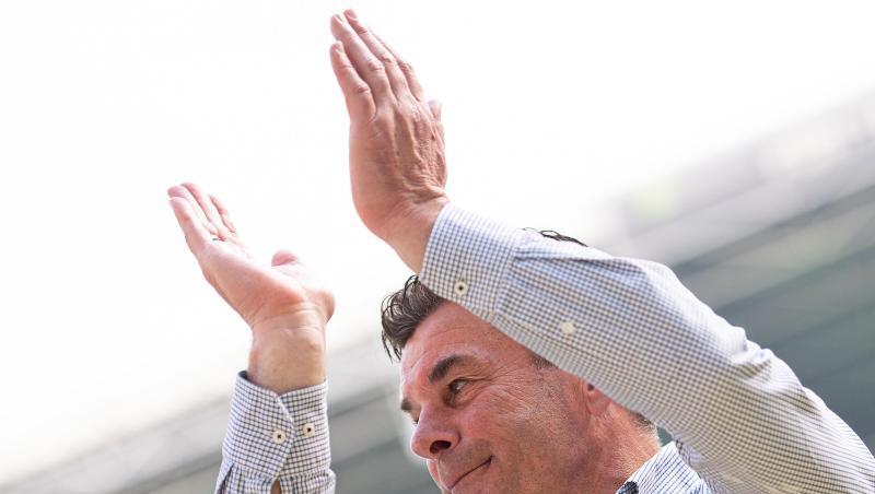 Gladbachs Trainer Dieter Hecking verabschiedet sich von den Fans. Gladbachs Trainer Dieter Hecking verabschiedet sich von den Fans.