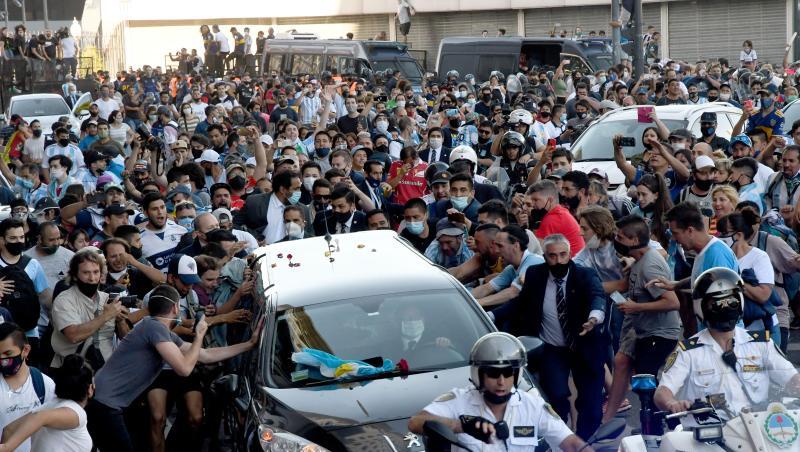 Nach dem Tod von Diego Maradona verlässt der Leichenwagen mit den sterblichen Überresten das Regierungsgebäude - begleitet von zahlreichen Fans.