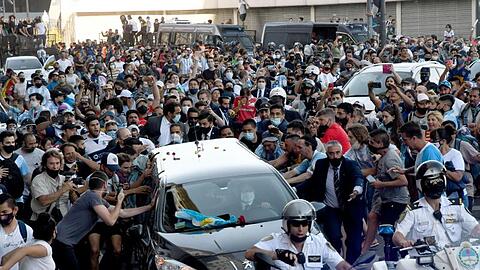 Nach dem Tod von Diego Maradona verlässt der Leichenwagen mit den sterblichen Überresten das Regierungsgebäude - begleitet von zahlreichen Fans.