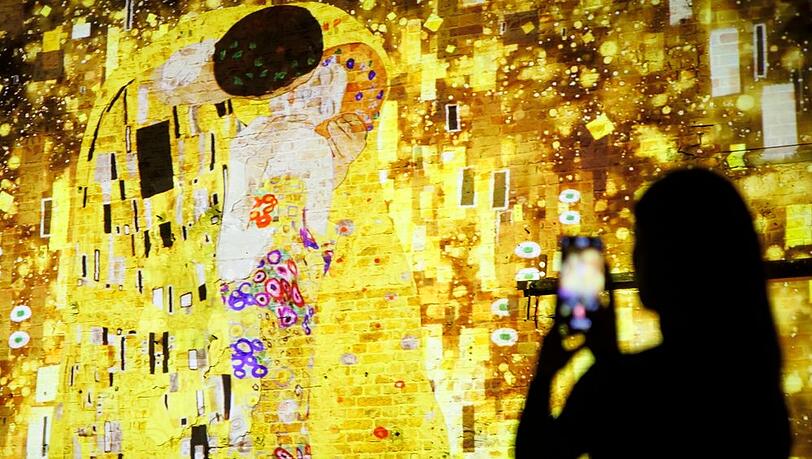 Gustav Klimts Werke sind von Weltrang - und bis April überlebensgroß auf einer immersiven Ausstellung zu betrachten.