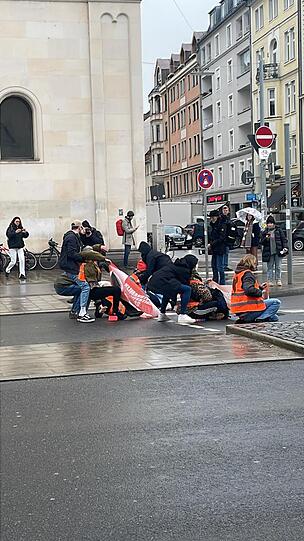 Am Mittwoch haben Klima-Aktivistinnen die Ludwigstraße blockiert.