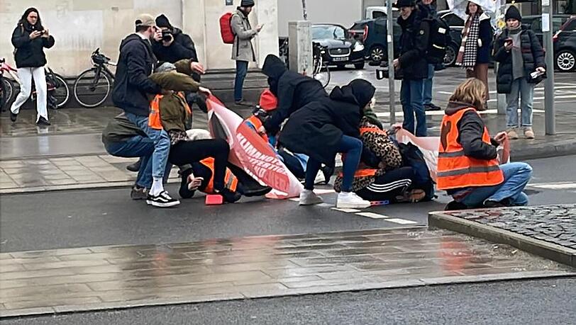 Am Mittwoch haben Klima-Aktivistinnen die Ludwigstraße blockiert. Am Mittwoch haben Klima-Aktivistinnen die Ludwigstraße blockiert.