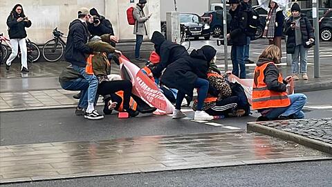 Am Mittwoch haben Klima-Aktivistinnen die Ludwigstraße blockiert.