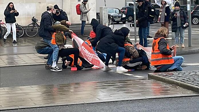 Am Mittwoch haben Klima-Aktivistinnen die Ludwigstraße blockiert.
