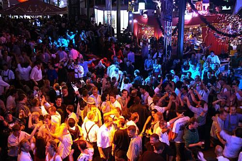 Bis zu 2500 Leute passen in die Schrannenhalle. Zur Wiesn ist die Stimmung immer gut. Jeden Samstag Abend von 19 bis 22.30 Uhr spielen die &bdquo;Holledauer Musikanten&ldquo; Blasmusik.