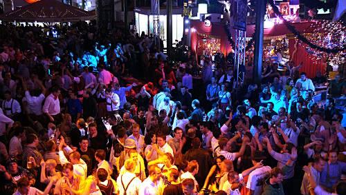 Bis zu 2500 Leute passen in die Schrannenhalle. Zur Wiesn ist die Stimmung immer gut. Jeden Samstag Abend von 19 bis 22.30 Uhr spielen die „Holledauer Musikanten“ Blasmusik. Bis zu 2500 Leute passen in die Schrannenhalle. Zur Wiesn ist die Stimmung immer gut. Jeden Samstag Abend von 19 bis 22.30 Uhr spielen die „Holledauer Musikanten“ Blasmusik.