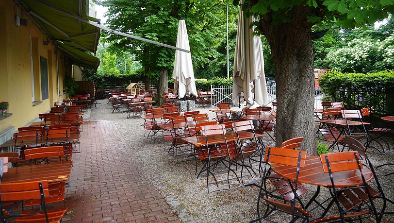 Beim AZ-Besuch leider im Regen: der schöne Gastgarten. Beim AZ-Besuch leider im Regen: der schöne Gastgarten.