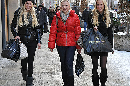 Diese drei jungen Frauen nutzten das geschenkte Geld und die Ferien zum ausgiebigen Shoppen