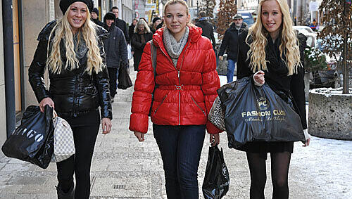 Diese drei jungen Frauen nutzten das geschenkte Geld und die Ferien zum ausgiebigen Shoppen
