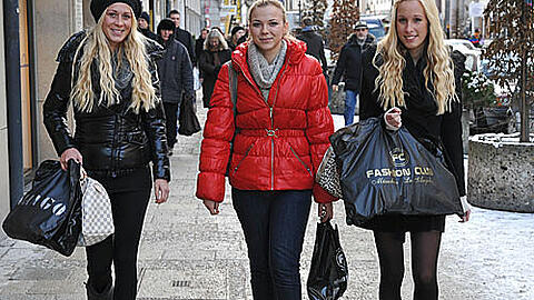 Diese drei jungen Frauen nutzten das geschenkte Geld und die Ferien zum ausgiebigen Shoppen