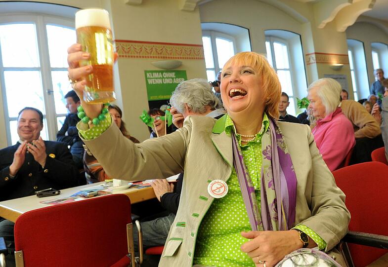 Bier und Politik - eine wundervolle Symbiose, zumindest am Aschermittwoch: Sehen Sie hier die Bilder des deftigen Polit-Klamauks mit OB Ude, Horst Seehofer, Claudia Roth und Co....