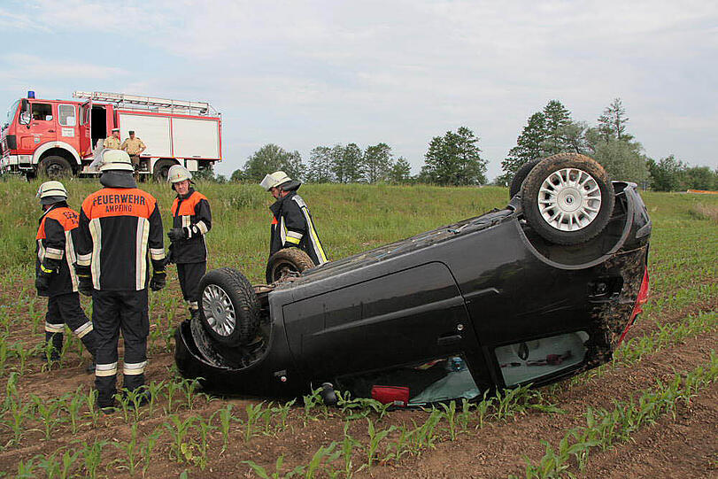 Unfall bei Ampfing: Ein Kleinwagen brettert durchs Bankett und landet auf einem Feld auf dem Dach. Der Fahrer wird nur leicht verletzt