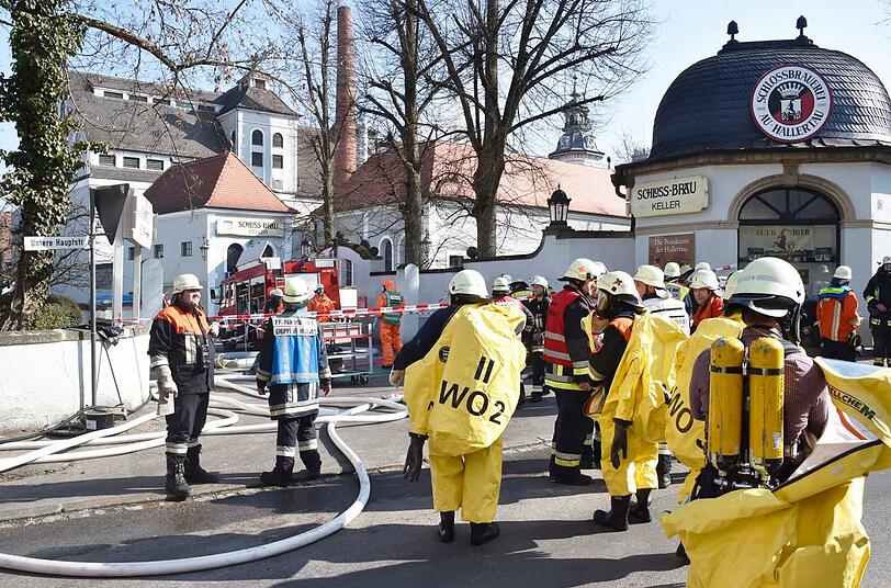 Bei der Bekämpung des Ammoniaks sind die Feuerwehrleute mit Schutzkleidung und Atemgeräten ausgestattet.