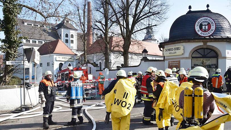 Bei der Bekämpung des Ammoniaks sind die Feuerwehrleute mit Schutzkleidung und Atemgeräten ausgestattet. Bei der Bekämpung des Ammoniaks sind die Feuerwehrleute mit Schutzkleidung und Atemgeräten ausgestattet.