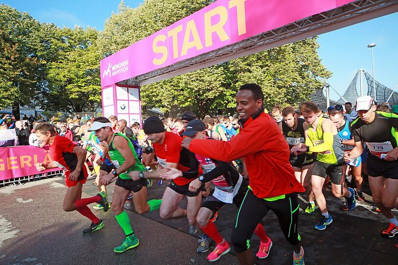 Sonnenschein und weiß-blauer Himmel: Beim München Marathon hatten die Teilnehmer perfekte Wetterbedingungen. Die Bilder zum Durchklicken.