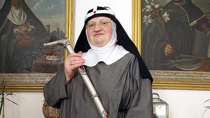 Schwester Apollonia mit dem Wanderstab der Hl. Birgitta, Namensgeberin des Ordens.
