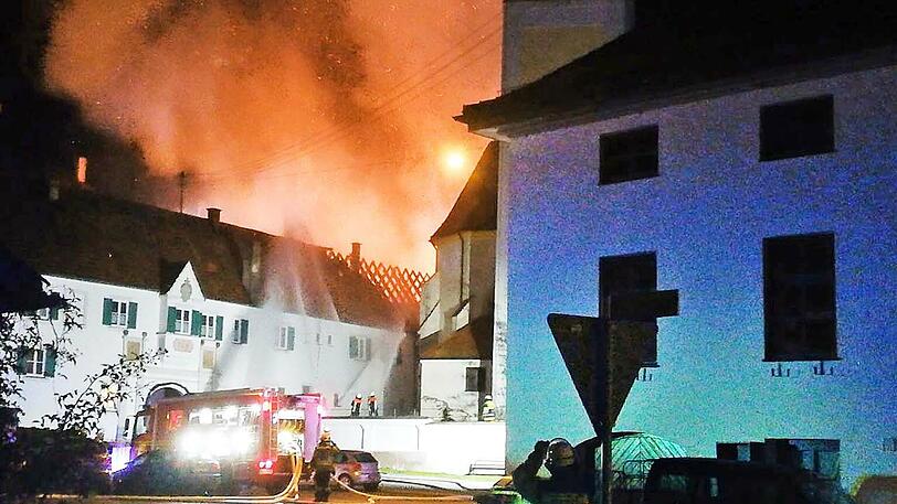 Rund einhundert Einsatzkräfte von neun Feuerwehren waren an den Löscharbeiten beteiligt.