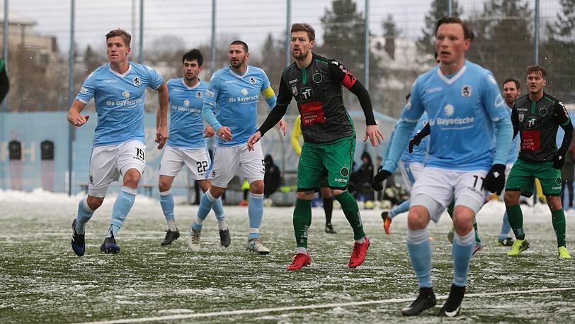 Schneegestöber und Fußball geht nicht? geht doch! Der TSV 1860 testete gegen Wacker Innsbruck auf schneeweißem Kunstrasen an der Grünwalder Straße - vorher mussten Funktionäre und Nachwuchsspieler Schneeschippen.