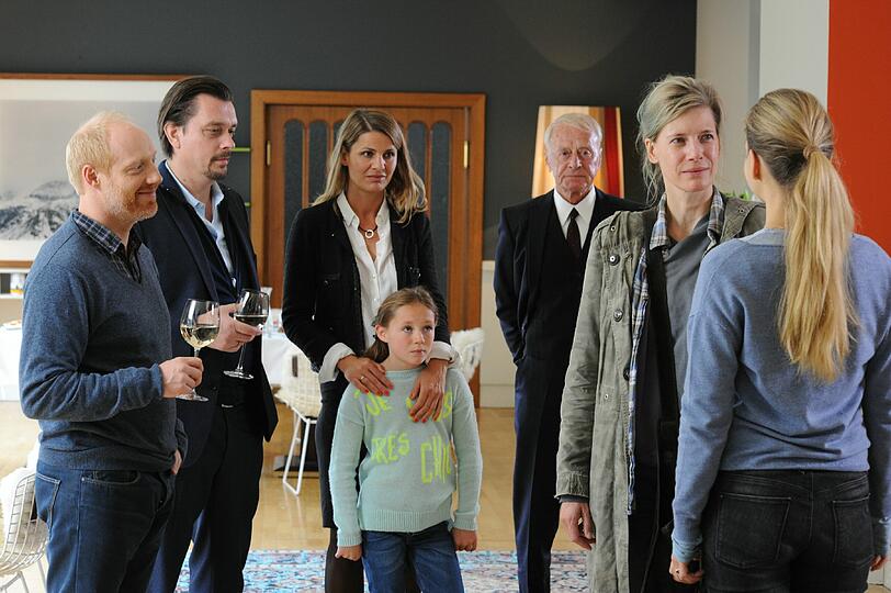 Helmut Lohner (3. von rechts) spielt das Familienoberhaupt.