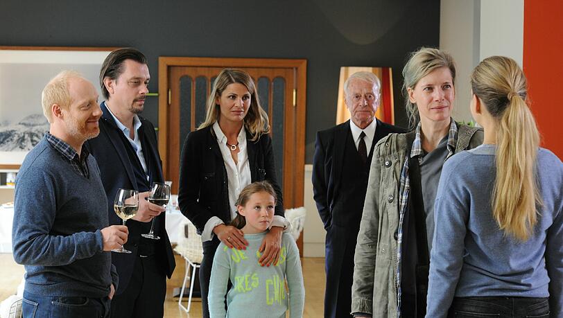 Helmut Lohner (3. von rechts) spielt das Familienoberhaupt. Helmut Lohner (3. von rechts) spielt das Familienoberhaupt.