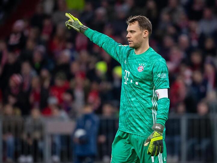 Torwart Manuel Neuer gestikuliert auf dem Platz. Foto: Sven Hoppe/dpa