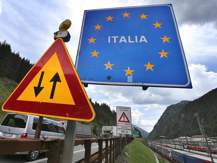 Blick auf ein italienisches Grenzschild. Foto: Karl-Josef Hildenbrand/dpa/Archivbild