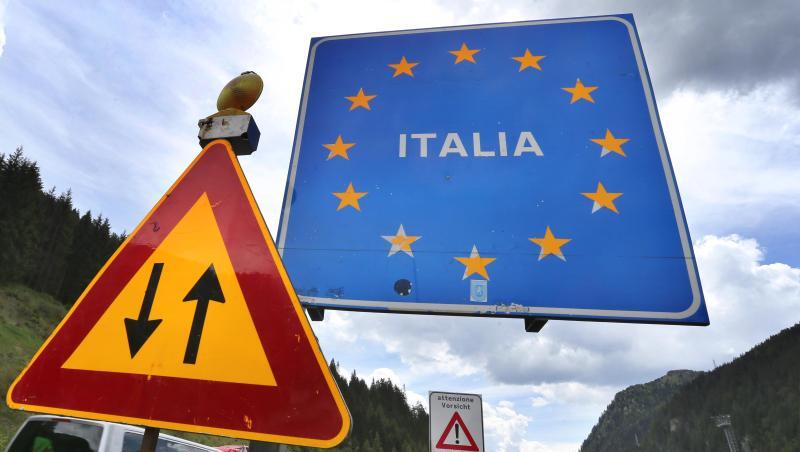 Blick auf ein italienisches Grenzschild. Foto: Karl-Josef Hildenbrand/dpa/Archivbild