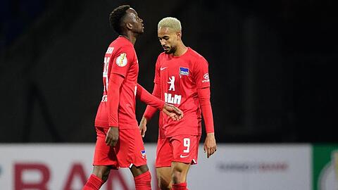 Berlins Dodi Lukébakio (l) und Matheus Cunha sind gegen den Zweitligisten Eintracht Braunschweig rausgeflogen.