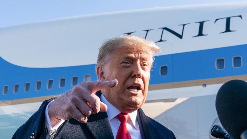 Rede vor Unterstützern? "Völlig angemessen": US-Präsident Donald Trump spricht auf der Andrews Air Force Base zu Pressevertretern. Rede vor Unterstützern? "Völlig angemessen": US-Präsident Donald Trump spricht auf der Andrews Air Force Base zu Pressevertretern.