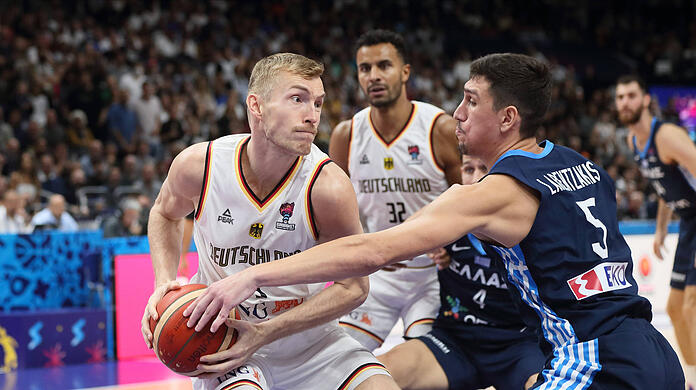 Niels Giffey (l.) spielt künftig für die Basketballer des FC Bayern.