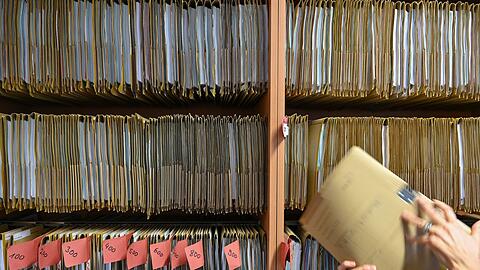 Bayerns Verwaltungsvorschriften geht es weiter an den Kragen - bis Ende des Jahres sollen noch viele Hundert gestrichen werden. (Illustration) Bayerns Verwaltungsvorschriften geht es weiter an den Kragen - bis Ende des Jahres sollen noch viele Hundert gestrichen werden. (Illustration)