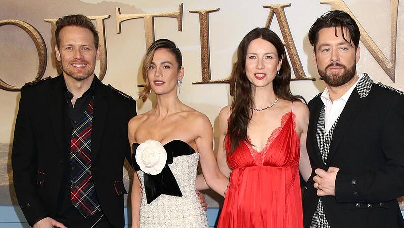Bei der Premiere der achten "Outlander"-Staffel posierten die Stars Sam Heughan (v.l.), Sophie Skelton, Caitriona Balfe und Richard Rankin am 2. M&auml;rz gemeinsam in New York City.
