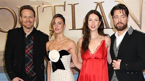 Bei der Premiere der achten "Outlander"-Staffel posierten die Stars Sam Heughan (v.l.), Sophie Skelton, Caitriona Balfe und Richard Rankin am 2. M&auml;rz gemeinsam in New York City.