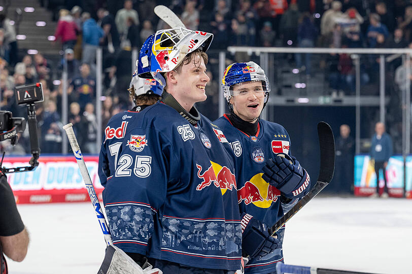 Verabschieden sich vom Eishockeyclub: Torwart Simon Wolf (l.) und Nikolaus Heigl.