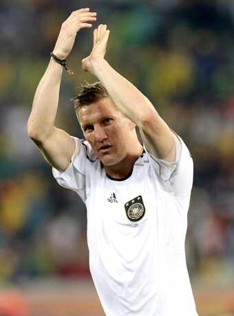 Bastian Schweinsteiger freut sich besonders auf das zweite Duell in der EM-Qualifikation - beim Aufeinandertreffen mit Belgien in Düsseldorf trifft er auf Teamkamerad Daniel van Buyten.
