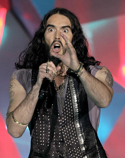 Russell  Brand, der Ex von Katie Perry, singt seinen Act und begeistert damit das Publikum in Los Angeles.
