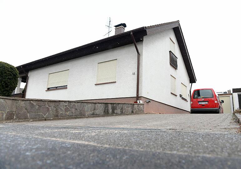 Tragödie in einer Wohnung in Aschaffenburg: Zwei tote Mädchen wurden in einem Wohnhaus gefunden. Die Polizei geht von einem Tötungsdelikt aus. Freunde und Angehörige stellen Kerzen am Fundort auf.