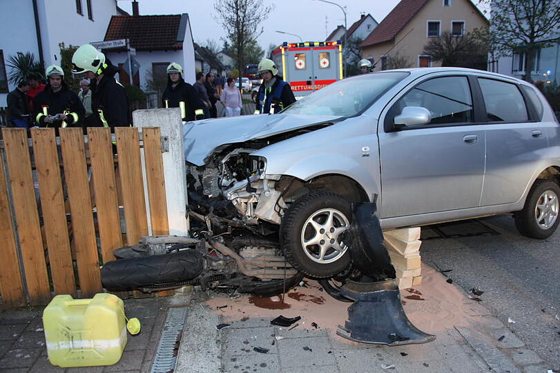Heftiger Motorrad-Unfall bei Burgkirchen: Zwei Personen wurden schwer verletzt.