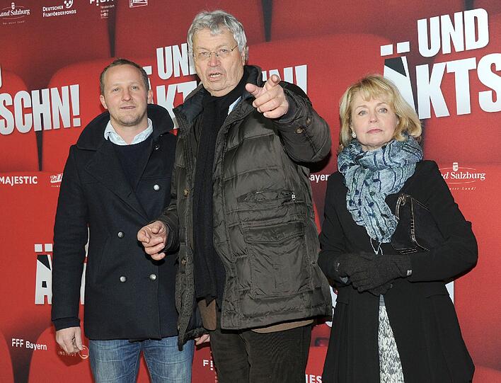 Die Schauspieler Maximilian Brückner (l), Gerhard Polt (m) und Gisela Schneeberger (r) bei der Premiere ihres Films "Und Äktschn!" am 30. Januar 2014 im City Kino in München. Die Komödie um den Konkurrenzkampf zweier Amateurfilmer kommt ab 6. Februar 2014 in die Kinos.