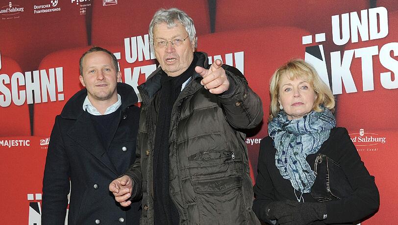 Die Schauspieler Maximilian Brückner (l), Gerhard Polt (m) und Gisela Schneeberger (r) bei der Premiere ihres Films "Und Äktschn!" am 30. Januar 2014 im City Kino in München. Die Komödie um den Konkurrenzkampf zweier Amateurfilmer kommt ab 6. Februar 2014 in die Kinos.