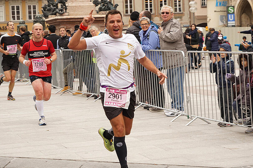 Die Läufer und Läuferinnen des 30. München Marathon am 11.20.2015
