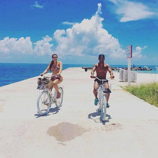 Auch im Urlaub darf die Bewegung nicht zu kurz kommen. Douglas Costa beim Fahrradfahren.