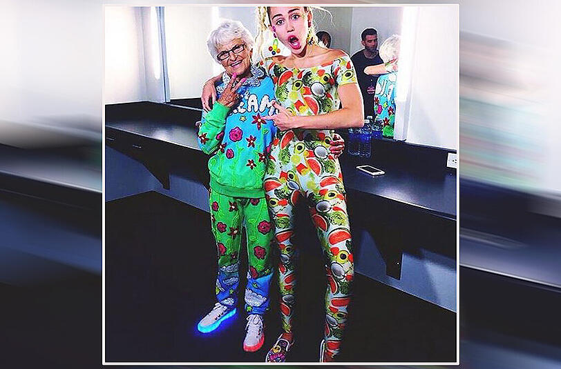 88 und trotzdem supercool auf dem roten Teppich unterwegs! Internet-Star Baddie Winkle war in ihrem hautengen Body samt glitzernen Gehstock wieder einmal der Hingucker bei den MTV Video Music Awards. Sehen Sie in unserer Bilderstrecke die verrücktesten Outfits der Kult-Omi.