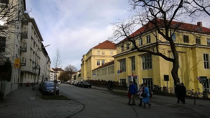 Nicht erhaltenswert: die Tierklinik in der Königinstaße.