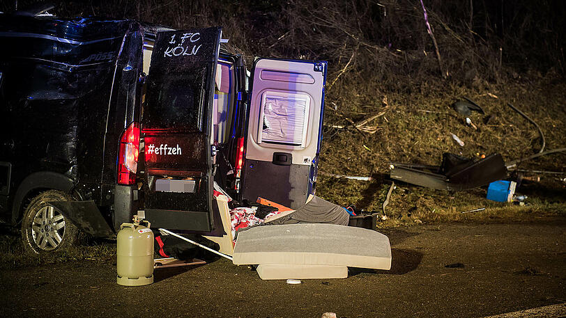Der Fahrer des Kleintransporters wurde aus seinem Fahrzeug geschleudert und verstarb noch vor Ort. Die Bilder von der A9.