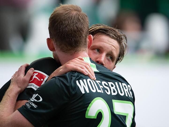 Wolfsburgs Wout Weghorst (r) jubelt nach seinem Tor zum 2:0 mit Maximilian Arnold.