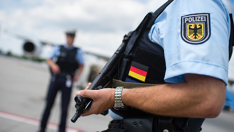 Eine angetrunkene 80-Jährige geht auf Polizisten in einem Flugzeug am Münchner Flughafen los. (Symbolbild)