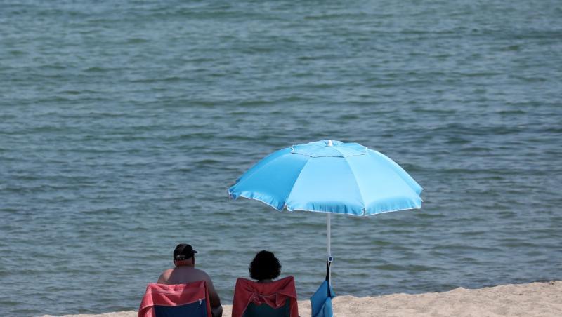 Urlauber genießen das warme Sommerwetter.