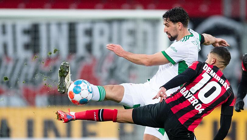 Berlins Rani Khedira (l) und Leverkusens Kerem Demirbay kämpfen um den Ball.