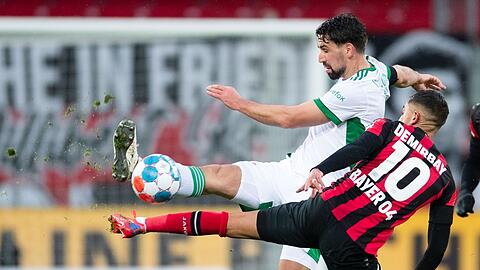 Berlins Rani Khedira (l) und Leverkusens Kerem Demirbay kämpfen um den Ball.